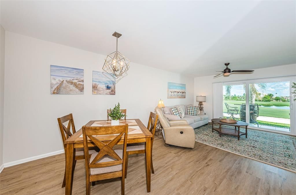 合同活跃: $359,000 (2 贝兹, 2 浴室, 1070 平方英尺)