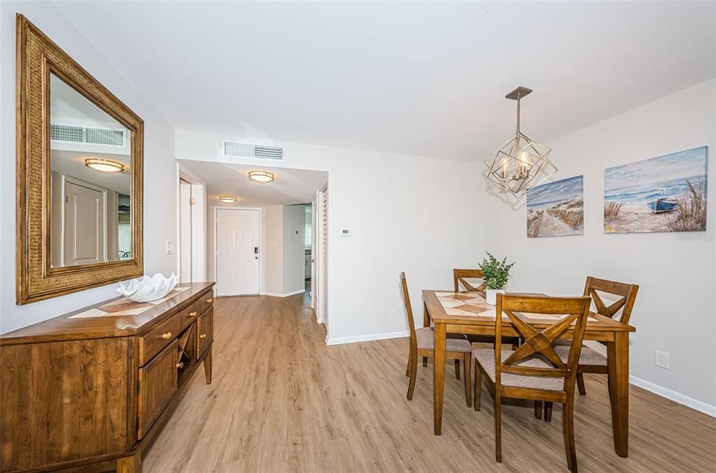 合同活跃: $359,000 (2 贝兹, 2 浴室, 1070 平方英尺)