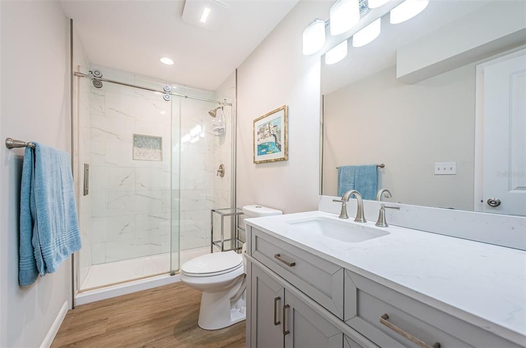 合同活跃: $359,000 (2 贝兹, 2 浴室, 1070 平方英尺)