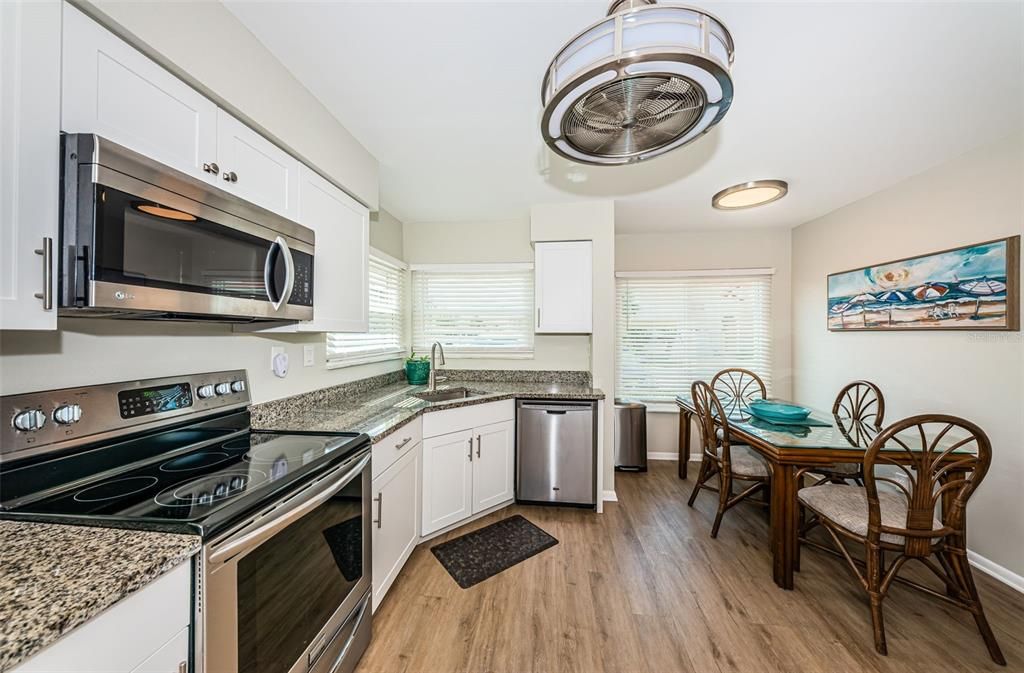 合同活跃: $359,000 (2 贝兹, 2 浴室, 1070 平方英尺)