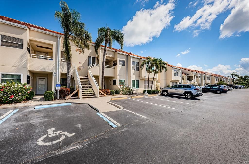 合同活跃: $359,000 (2 贝兹, 2 浴室, 1070 平方英尺)