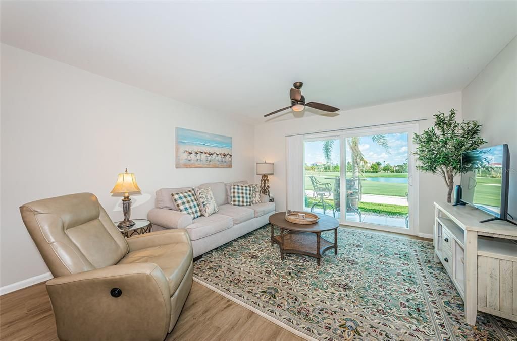 合同活跃: $359,000 (2 贝兹, 2 浴室, 1070 平方英尺)