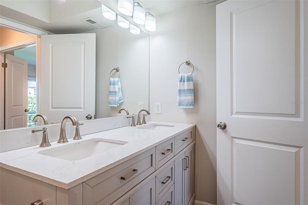 合同活跃: $359,000 (2 贝兹, 2 浴室, 1070 平方英尺)