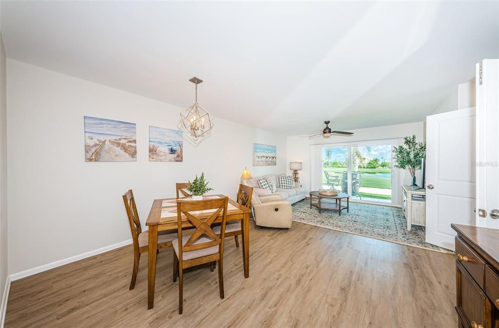 合同活跃: $359,000 (2 贝兹, 2 浴室, 1070 平方英尺)