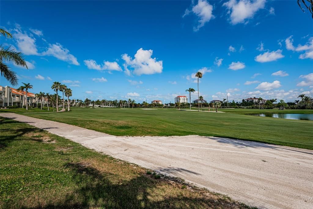 合同活跃: $359,000 (2 贝兹, 2 浴室, 1070 平方英尺)