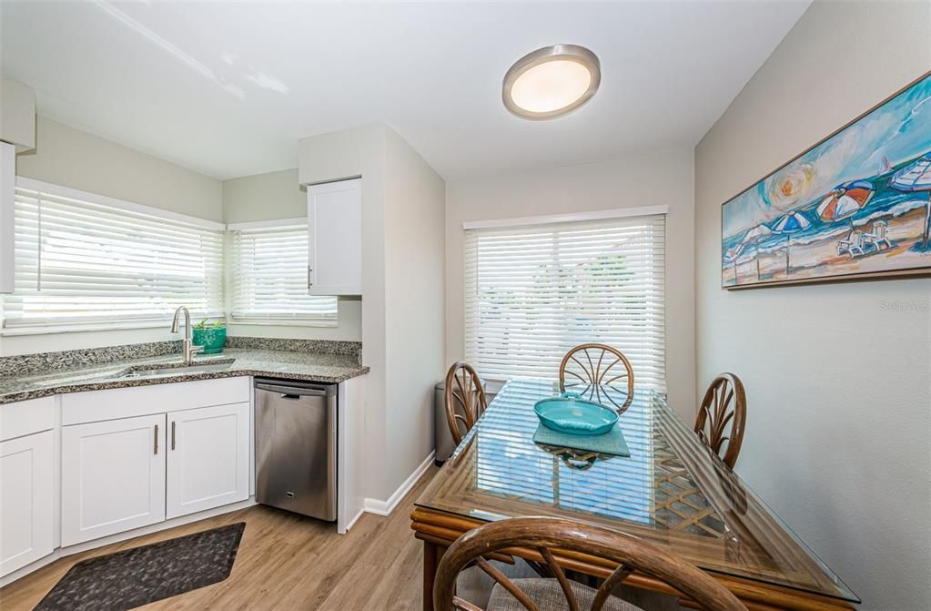 合同活跃: $359,000 (2 贝兹, 2 浴室, 1070 平方英尺)