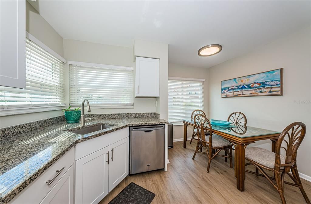 合同活跃: $359,000 (2 贝兹, 2 浴室, 1070 平方英尺)