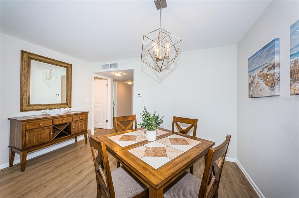 合同活跃: $359,000 (2 贝兹, 2 浴室, 1070 平方英尺)