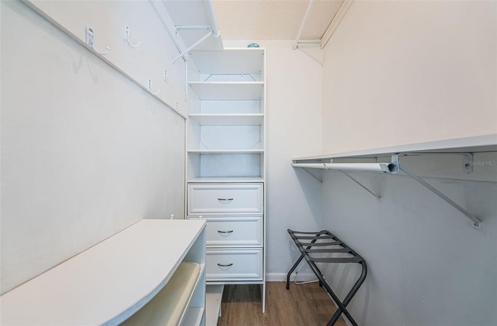 合同活跃: $359,000 (2 贝兹, 2 浴室, 1070 平方英尺)