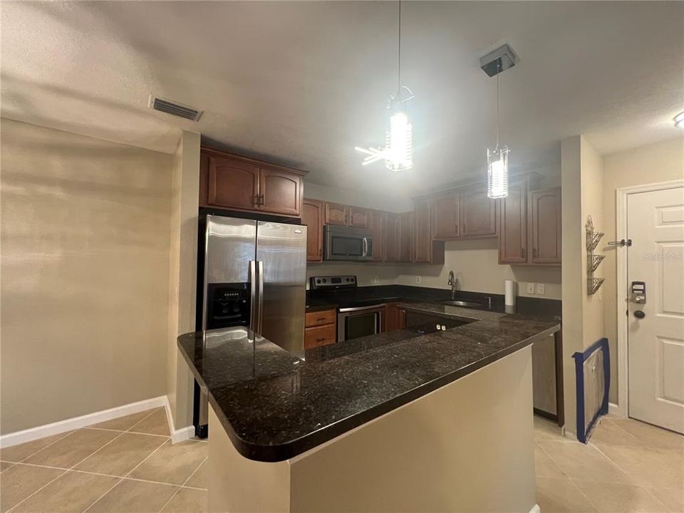 合同活跃: $171,500 (2 贝兹, 2 浴室, 1164 平方英尺)