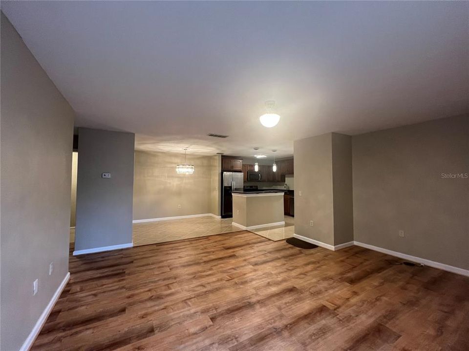 合同活跃: $171,500 (2 贝兹, 2 浴室, 1164 平方英尺)