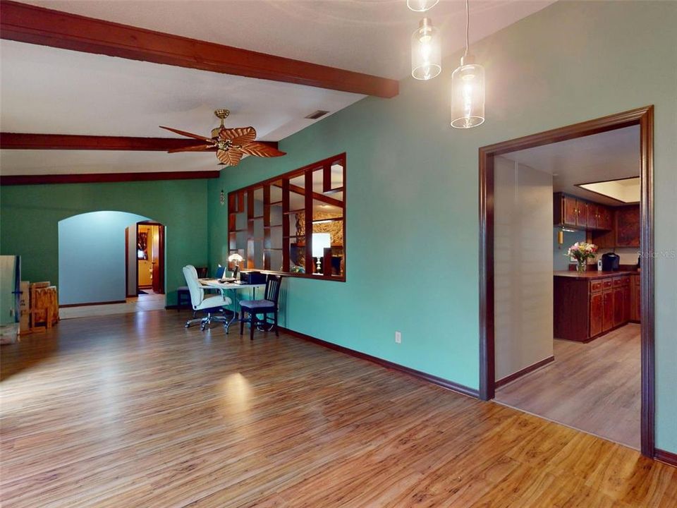 Под контрактом: $534,900 (3 спален, 2 ванн, 2544 Квадратных фут)