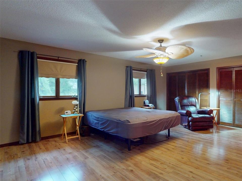 Под контрактом: $534,900 (3 спален, 2 ванн, 2544 Квадратных фут)