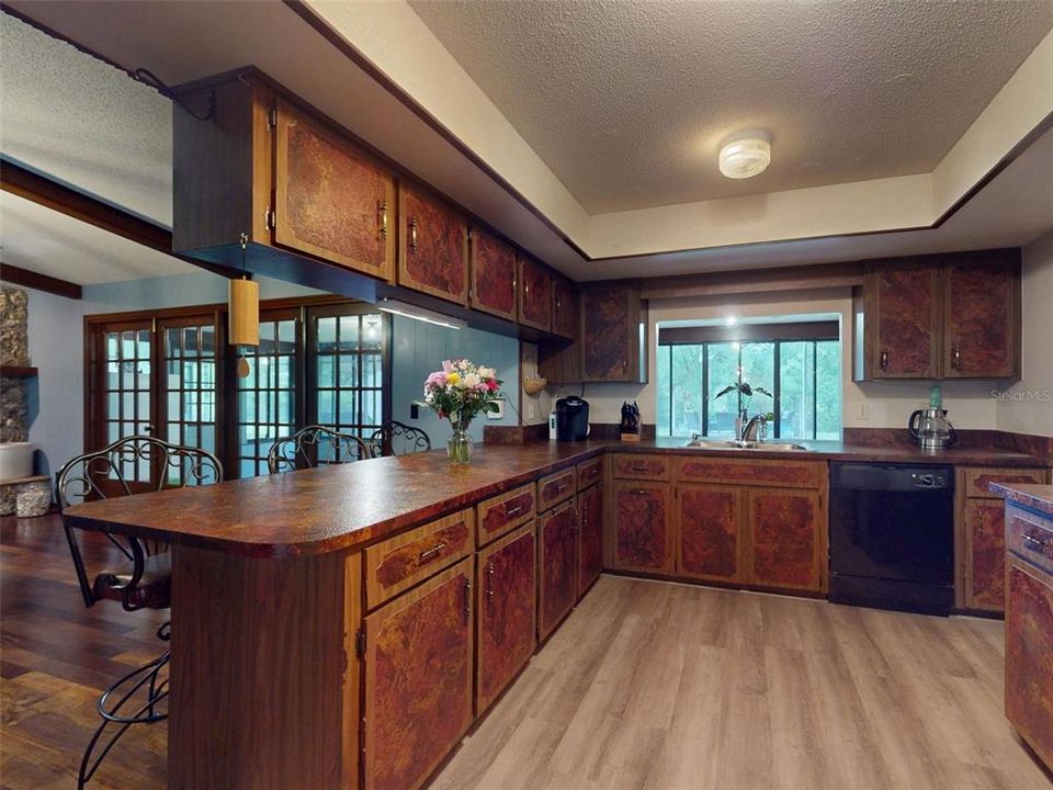 Под контрактом: $534,900 (3 спален, 2 ванн, 2544 Квадратных фут)