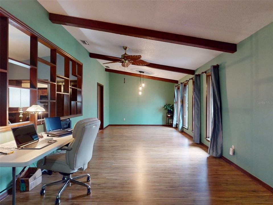 Под контрактом: $534,900 (3 спален, 2 ванн, 2544 Квадратных фут)