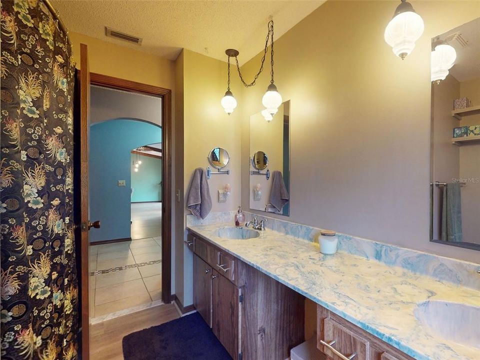 Под контрактом: $534,900 (3 спален, 2 ванн, 2544 Квадратных фут)