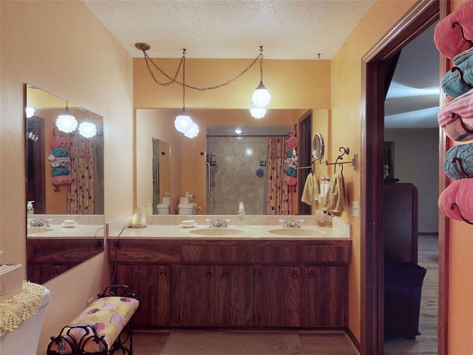 Под контрактом: $534,900 (3 спален, 2 ванн, 2544 Квадратных фут)