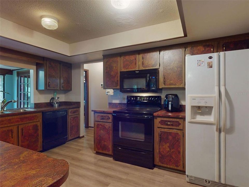 Под контрактом: $534,900 (3 спален, 2 ванн, 2544 Квадратных фут)