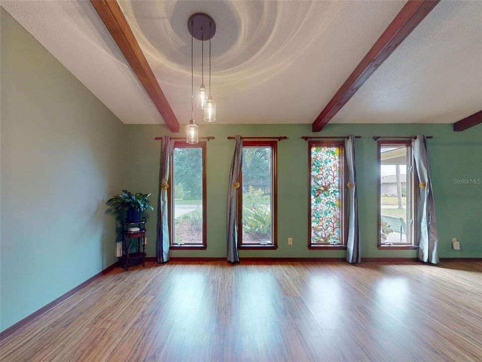 Под контрактом: $534,900 (3 спален, 2 ванн, 2544 Квадратных фут)