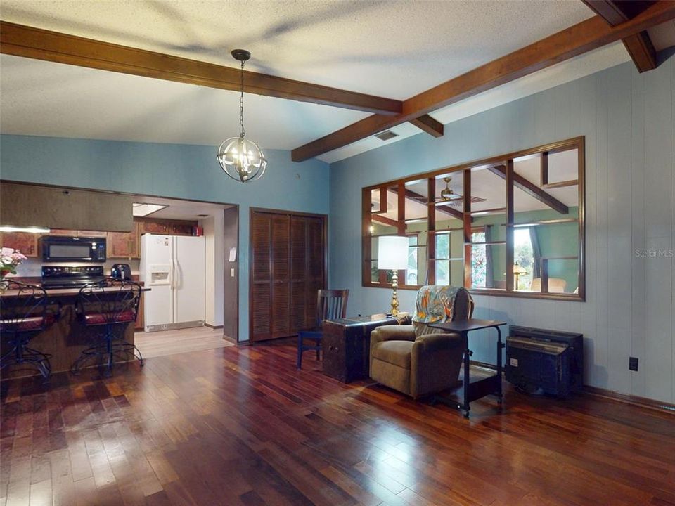 Под контрактом: $534,900 (3 спален, 2 ванн, 2544 Квадратных фут)