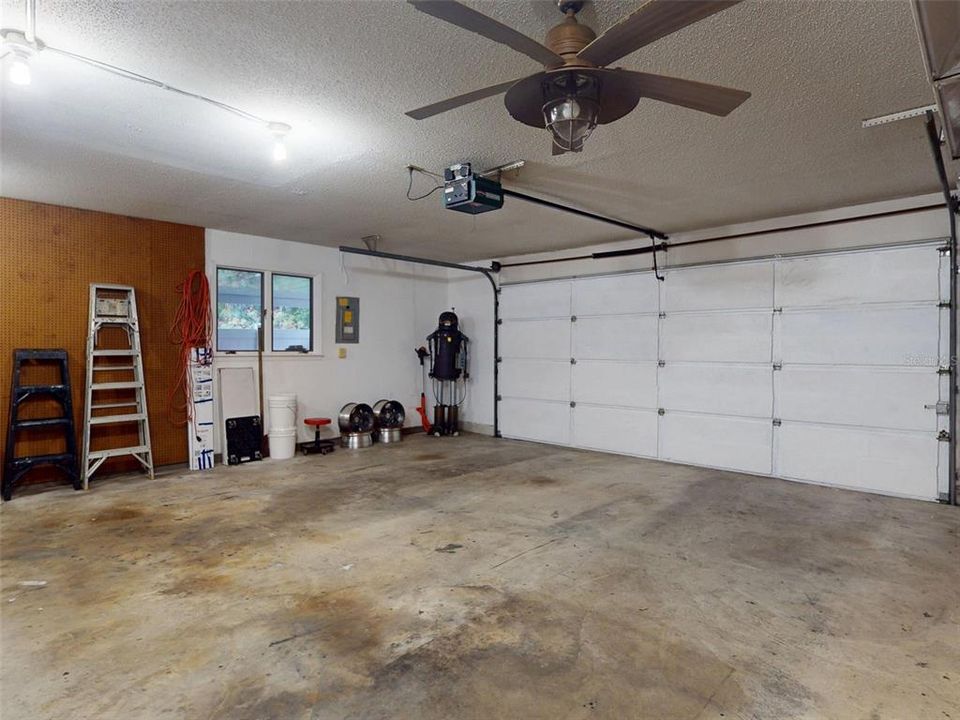 Под контрактом: $534,900 (3 спален, 2 ванн, 2544 Квадратных фут)