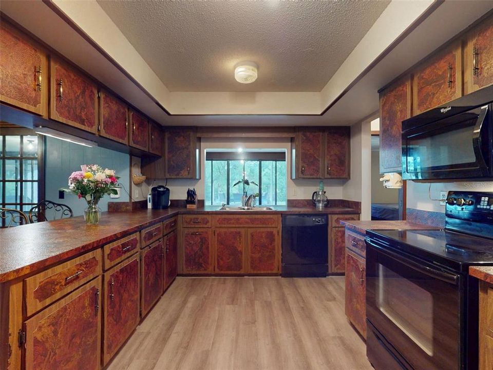 Под контрактом: $534,900 (3 спален, 2 ванн, 2544 Квадратных фут)