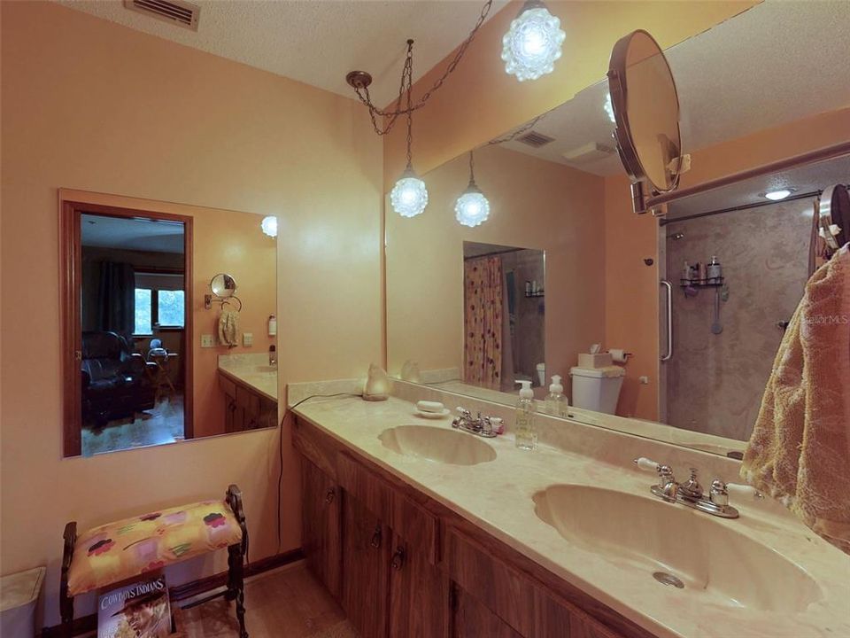 Под контрактом: $534,900 (3 спален, 2 ванн, 2544 Квадратных фут)