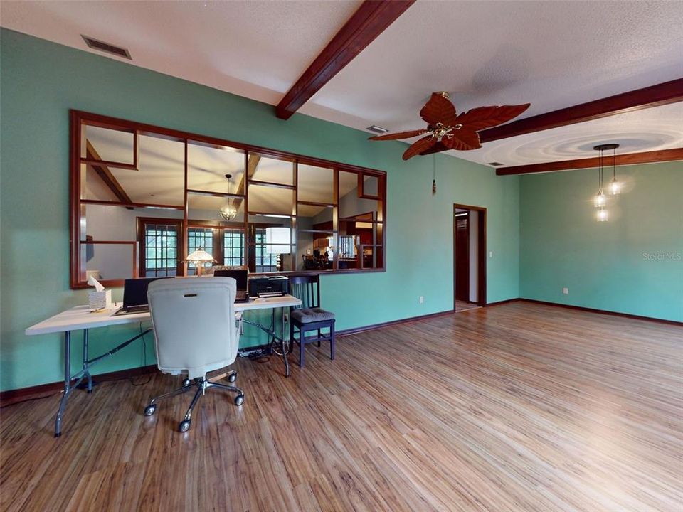 Под контрактом: $534,900 (3 спален, 2 ванн, 2544 Квадратных фут)