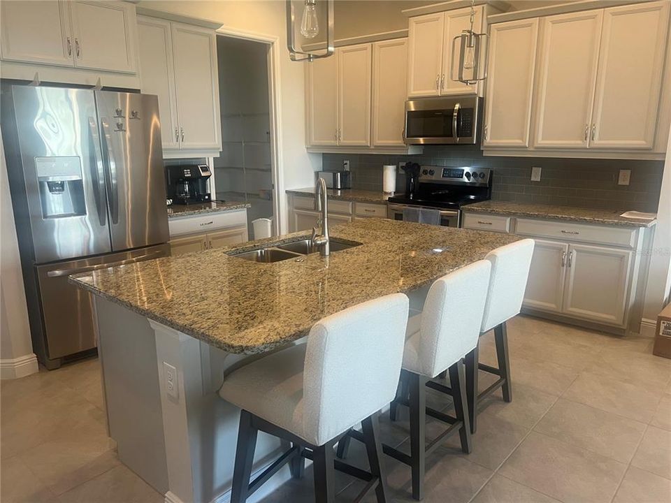 出租: $4,995 (3 贝兹, 3 浴室, 2390 平方英尺)