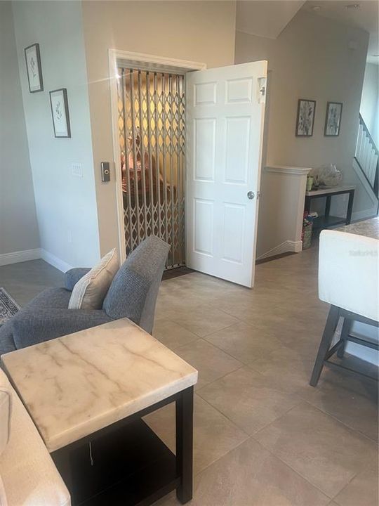 出租: $4,995 (3 贝兹, 3 浴室, 2390 平方英尺)