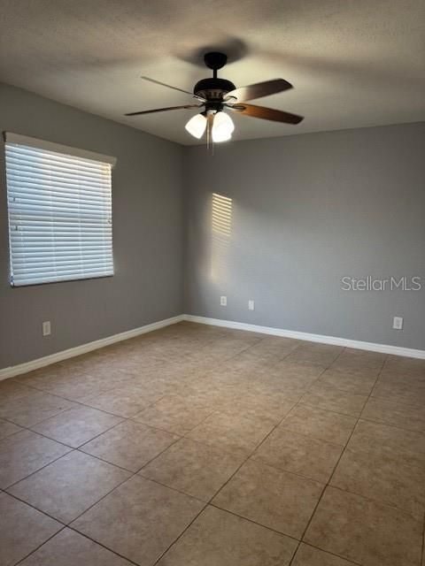 Activo con contrato: $228,000 (3 camas, 1 baños, 1296 Pies cuadrados)