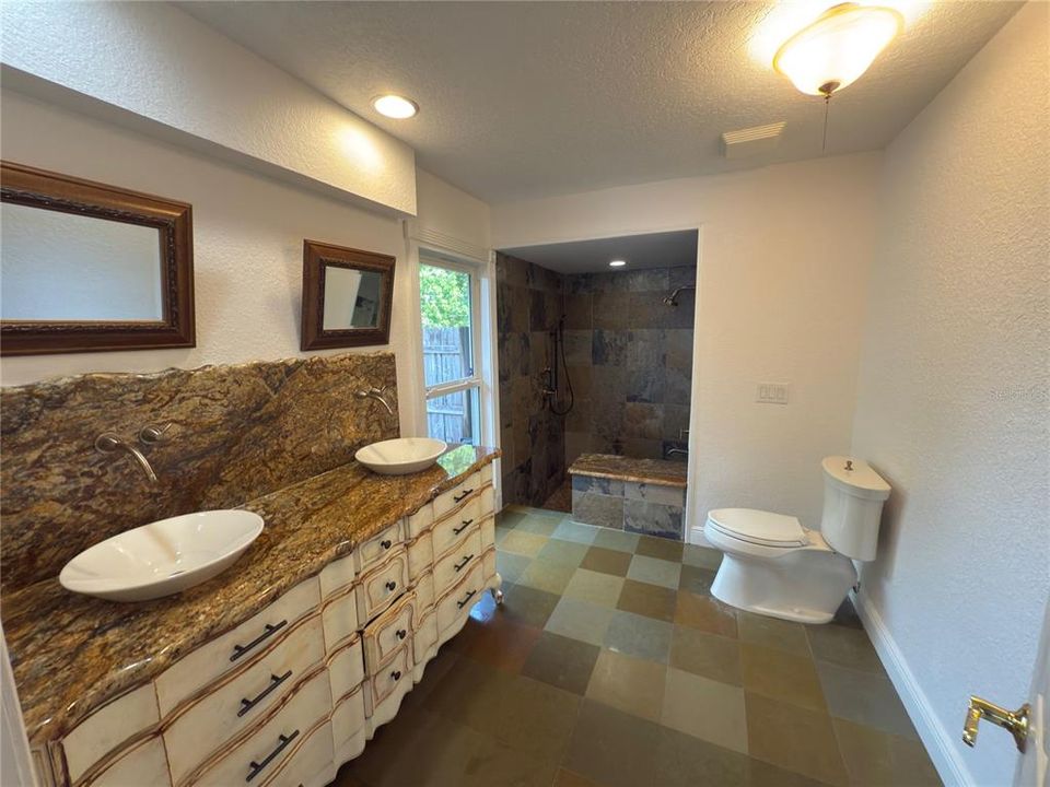 Activo con contrato: $490,500 (3 camas, 2 baños, 2405 Pies cuadrados)