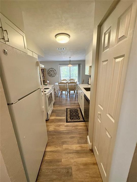 На продажу: $199,000 (2 спален, 2 ванн, 1225 Квадратных фут)