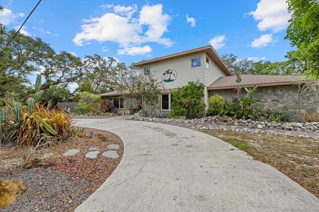 For Sale: $699,000 (4 beds, 3 baths, 2724 Square Feet)