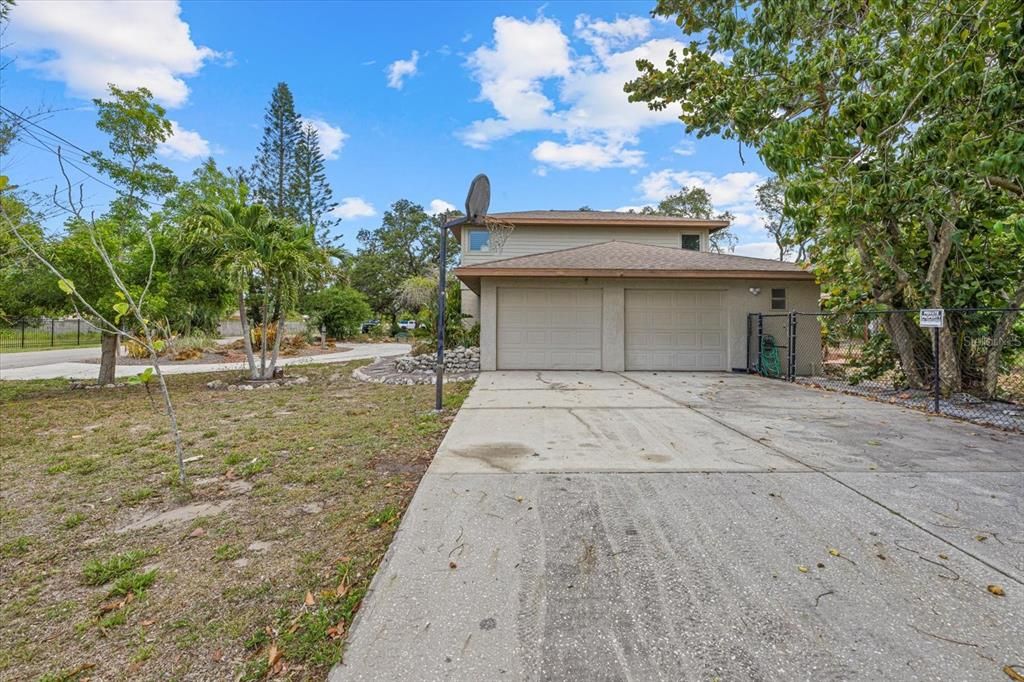 For Sale: $699,000 (4 beds, 3 baths, 2724 Square Feet)