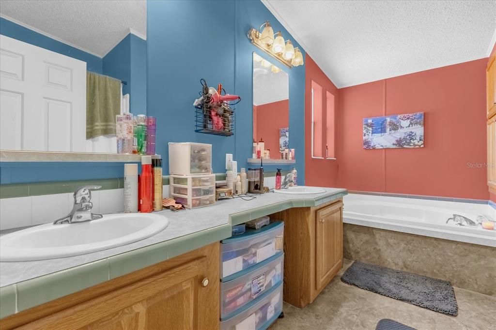 Active With Contract: $289,900 (3 beds, 2 baths, 1822 Square Feet)