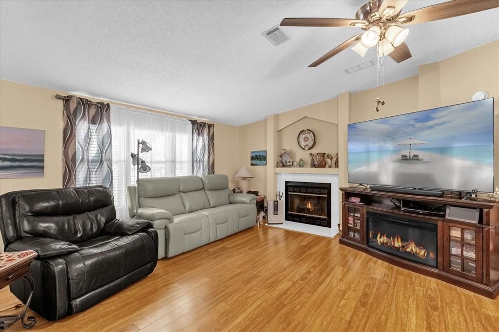 Active With Contract: $289,900 (3 beds, 2 baths, 1822 Square Feet)