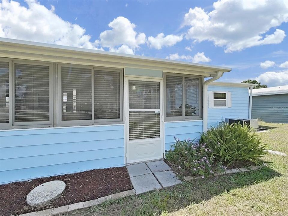 Под контрактом: $169,900 (2 спален, 2 ванн, 828 Квадратных фут)