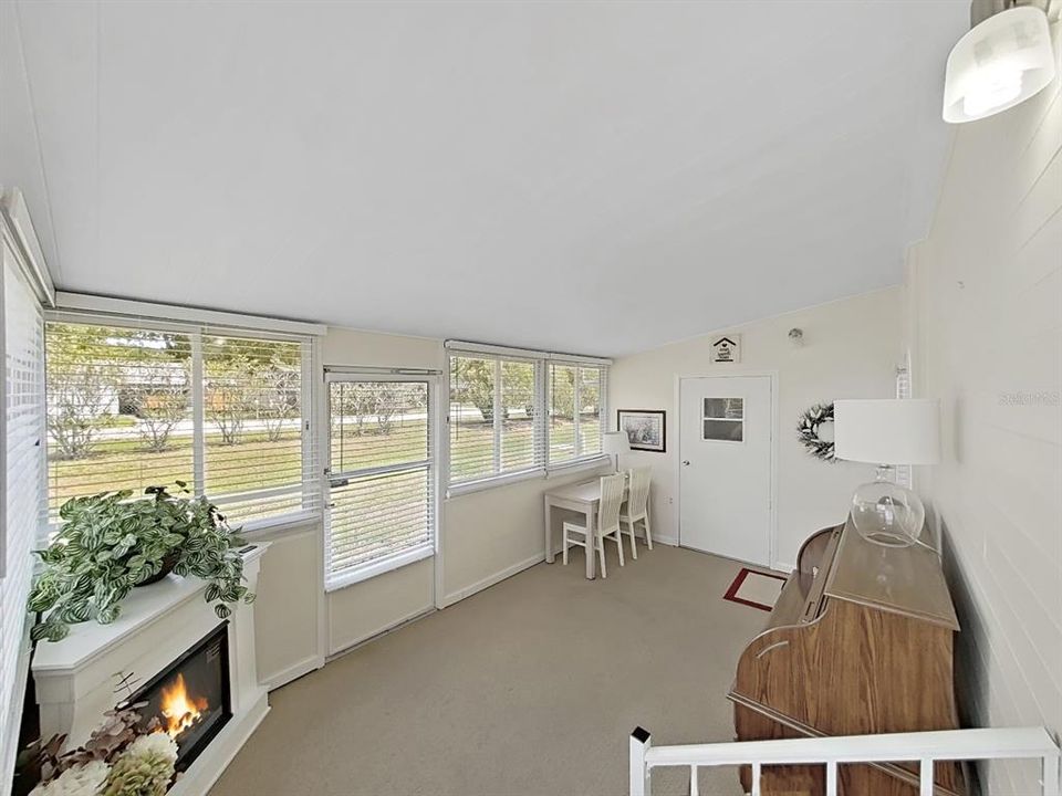 Под контрактом: $169,900 (2 спален, 2 ванн, 828 Квадратных фут)