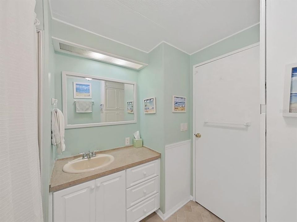 Под контрактом: $169,900 (2 спален, 2 ванн, 828 Квадратных фут)