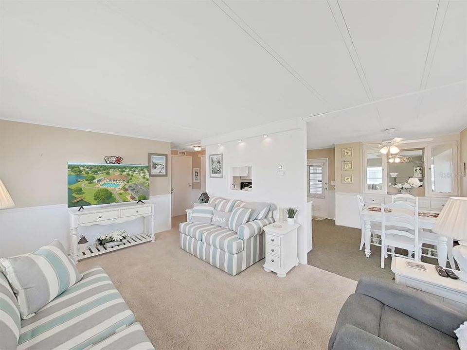 Под контрактом: $169,900 (2 спален, 2 ванн, 828 Квадратных фут)