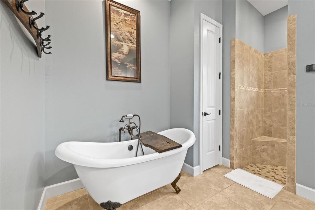 For Sale: $1,105,000 (3 beds, 2 baths, 2614 Square Feet)