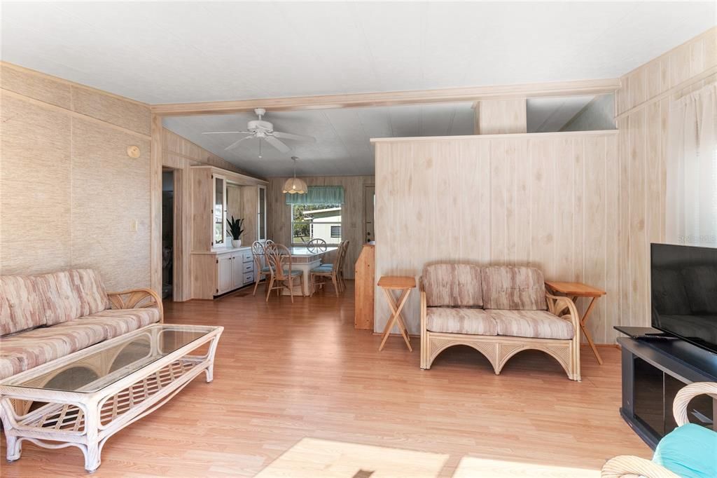 待售: $99,500 (2 贝兹, 2 浴室, 864 平方英尺)