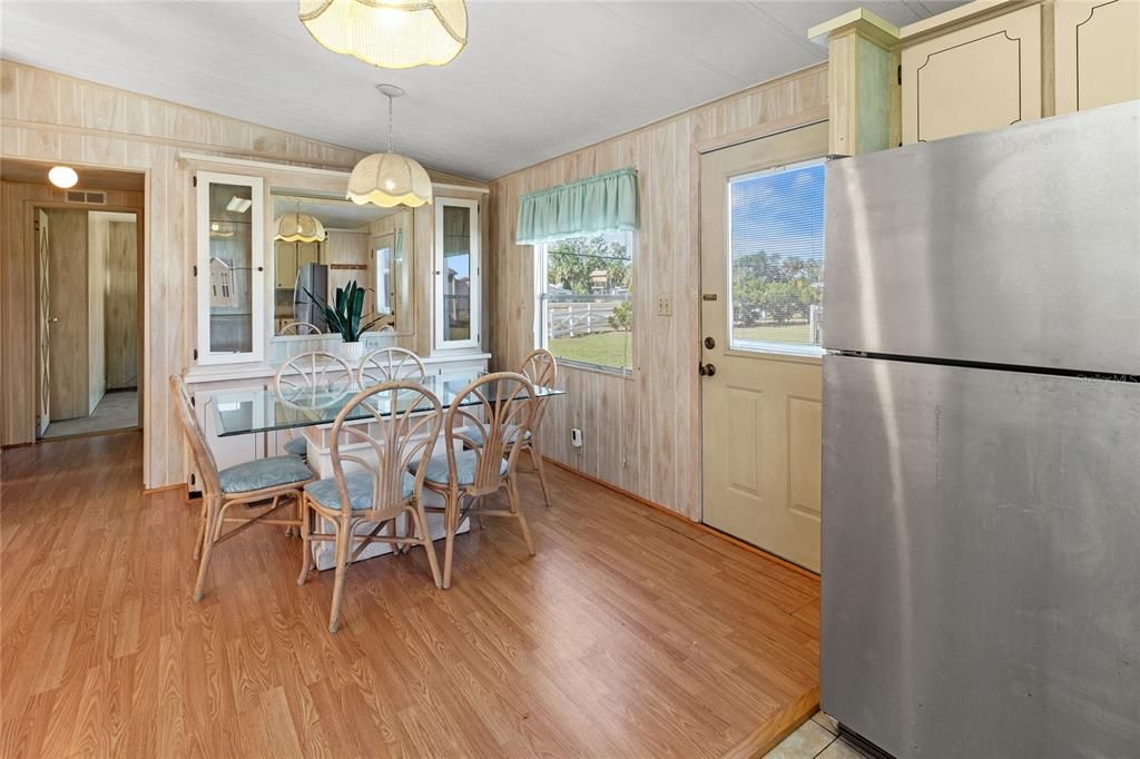 待售: $99,500 (2 贝兹, 2 浴室, 864 平方英尺)