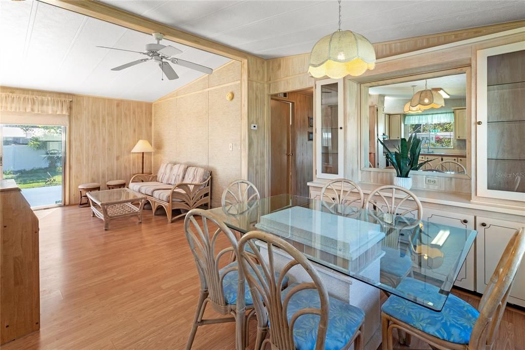 待售: $99,500 (2 贝兹, 2 浴室, 864 平方英尺)