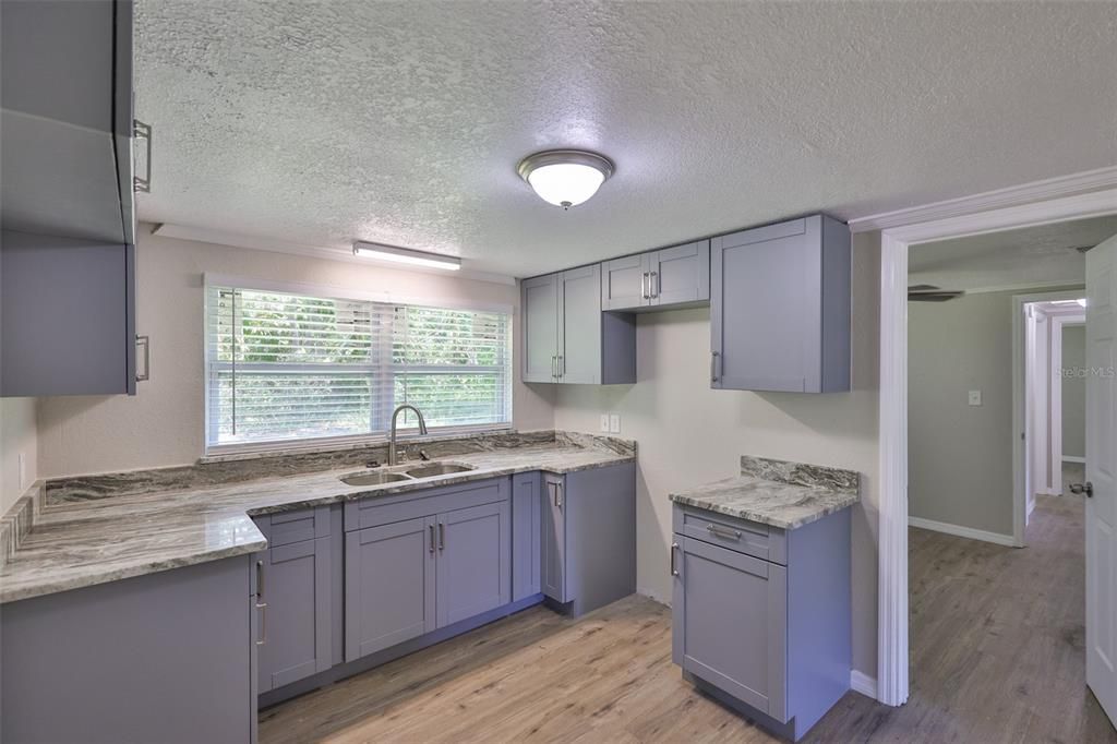 合同活跃: $799,000 (3 贝兹, 2 浴室, 1828 平方英尺)