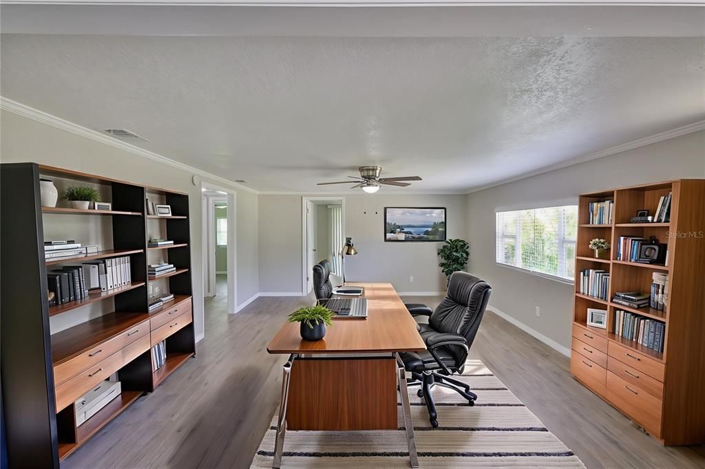 合同活跃: $799,000 (3 贝兹, 2 浴室, 1828 平方英尺)