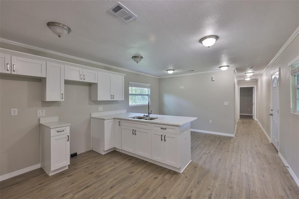 合同活跃: $799,000 (3 贝兹, 2 浴室, 1828 平方英尺)