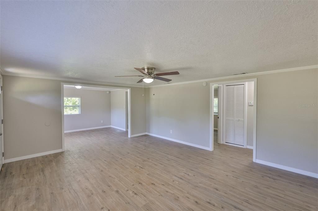 合同活跃: $799,000 (3 贝兹, 2 浴室, 1828 平方英尺)