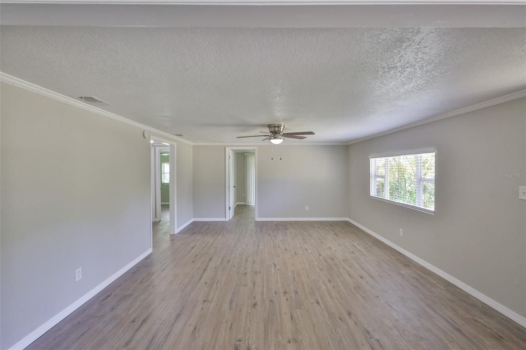 合同活跃: $799,000 (3 贝兹, 2 浴室, 1828 平方英尺)